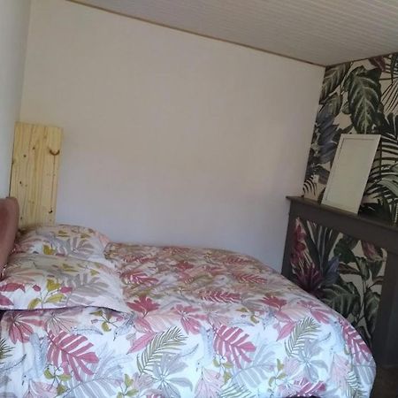 Appartement cozy dans maison privée Tauves Exterior foto
