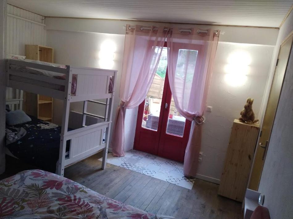 Appartement cozy dans maison privée Tauves Exterior foto