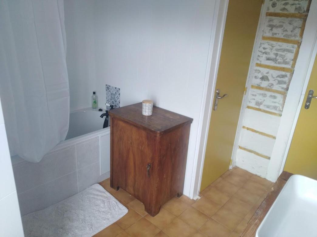 Appartement cozy dans maison privée Tauves Exterior foto